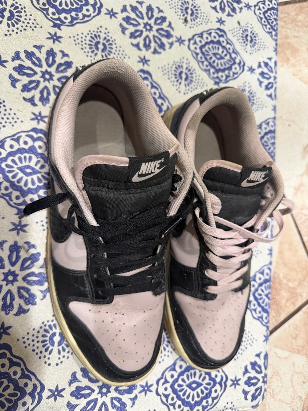 Nike Sneakers in Light Pink and Black
